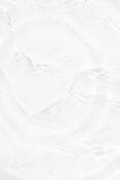 水面上有波纹的白水 Defocus模糊了透明的白色清晰平静的水面纹理与水花和气泡 具有闪光图案纹理背景的水波 图库图片