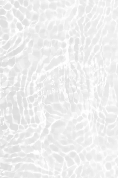 水面上有波纹的白水 Defocus模糊了透明的白色清晰平静的水面纹理与水花和气泡 具有闪光图案纹理背景的水波 图库照片