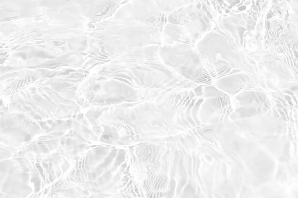 水面上有波纹的白水 Defocus模糊了透明的白色清晰平静的水面纹理与水花和气泡 具有闪光图案纹理背景的水波 免版税图库图片