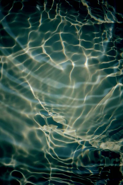 水面に波紋のある青い水 焦点がぼやけた透明ブルーの透明感のある透明感のある穏やかな水面の質感とスプラッシュと泡 輝くパターンの質感の背景を持つ水の波 — ストック写真
