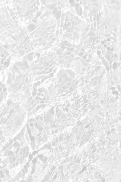 水面上有波纹的白水 Defocus模糊了透明的白色清晰平静的水面纹理与水花和气泡 具有闪光图案纹理背景的水波 免版税图库照片