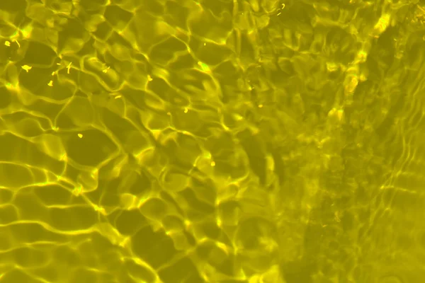 Sárga Víz Hullámokkal Felszínen Defocus Elmosódott Átlátszó Arany Színű Tiszta — Stock Fotó