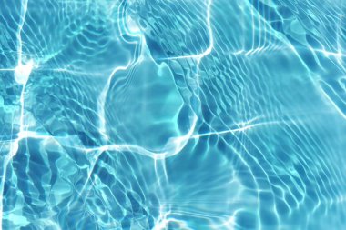 Yüzeyinde dalgalanmalar olan beyaz su. Defocus bulanık şeffaf beyaz renkli berrak sakin su yüzeyi dokusu sıçrama ve kabarcıklarla. Parlak desenli arka planda su dalgaları.