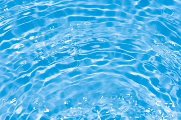 Air Biru Dengan Riak Permukaan Defocus Kabur Biru Transparan Berwarna — Stok Foto