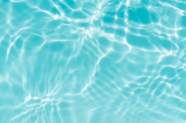  Defocus bulanık, şeffaf mavi renkli berrak, durgun su yüzeyi dokusu yansıma yansıması ile. Moda soyut doğa geçmişi. Güneş ışığında fotokopi uzayıyla birlikte su dalgaları. Mavi suluboya parlıyor.