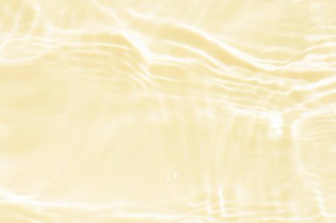  Defocus bulanık, şeffaf mavi renkli berrak, durgun su yüzeyi dokusu yansıma yansıması ile. Moda soyut doğa geçmişi. Güneş ışığında fotokopi uzayıyla birlikte su dalgaları. Mavi suluboya parlıyor.