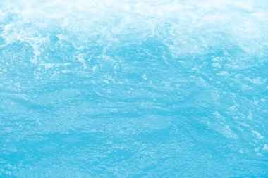  Defocus bulanık, şeffaf mavi renkli berrak, durgun su yüzeyi dokusu yansıma yansıması ile. Moda soyut doğa geçmişi. Güneş ışığında fotokopi uzayıyla birlikte su dalgaları. Mavi suluboya parlıyor.