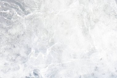  Defocus bulanık, şeffaf mavi renkli berrak, durgun su yüzeyi dokusu yansıma yansıması ile. Moda soyut doğa geçmişi. Güneş ışığında fotokopi uzayıyla birlikte su dalgaları. Mavi suluboya parlıyor.