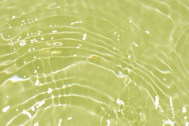  Defocus bulanık, şeffaf mavi renkli berrak, durgun su yüzeyi dokusu yansıma yansıması ile. Moda soyut doğa geçmişi. Güneş ışığında fotokopi uzayıyla birlikte su dalgaları. Mavi suluboya parlıyor.