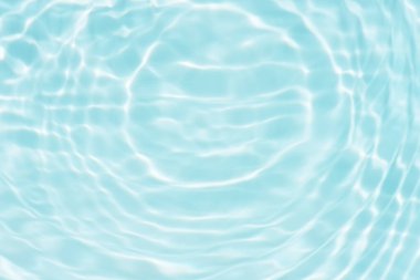  Defocus bulanık, şeffaf mavi renkli berrak, durgun su yüzeyi dokusu yansıma yansıması ile. Moda soyut doğa geçmişi. Güneş ışığında fotokopi uzayıyla birlikte su dalgaları. Mavi suluboya parlıyor.