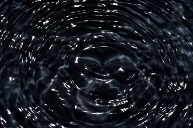 Defocus bulanık, şeffaf mavi renkli berrak, durgun su yüzeyi dokusu yansıma yansıması ile. Moda soyut doğa geçmişi. Güneş ışığında fotokopi uzayıyla birlikte su dalgaları. Mavi suluboya parlıyor.