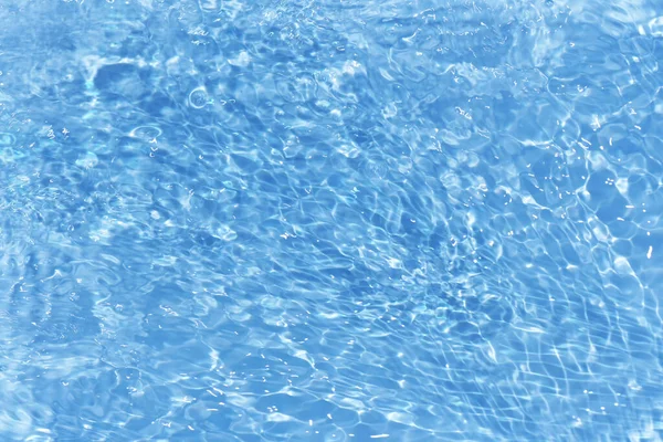 水面上的蓝水起泡了 Defocus模糊了透明的白色 黑色清晰平静的水面纹理与水花和气泡 具有闪光图案纹理背景的水波 图库图片