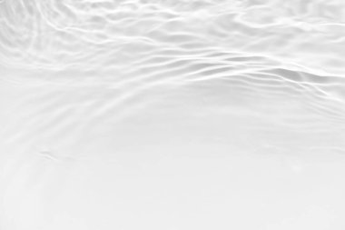 Yüzeyinde dalgalanmalar olan beyaz su. Defocus bulanık şeffaf beyaz renkli berrak sakin su yüzeyi dokusu sıçrama ve kabarcıklarla. Parlak desenli arka planda su dalgaları.