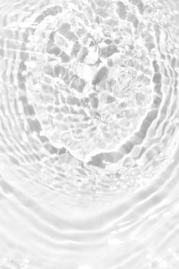 Yüzeyinde dalgalanmalar olan beyaz su. Defocus bulanık şeffaf beyaz renkli berrak sakin su yüzeyi dokusu sıçrama ve kabarcıklarla. Parlak desenli arka planda su dalgaları.