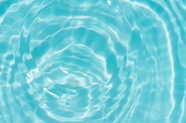 Yüzeyde mavi su kabarcıkları. Defocus bulanık, şeffaf, beyaz-siyah, berrak, durgun su yüzeyi dokusu, sıçrama ve kabarcıklarla bulanıklaşmış. Parlak desenli arka planda su dalgaları