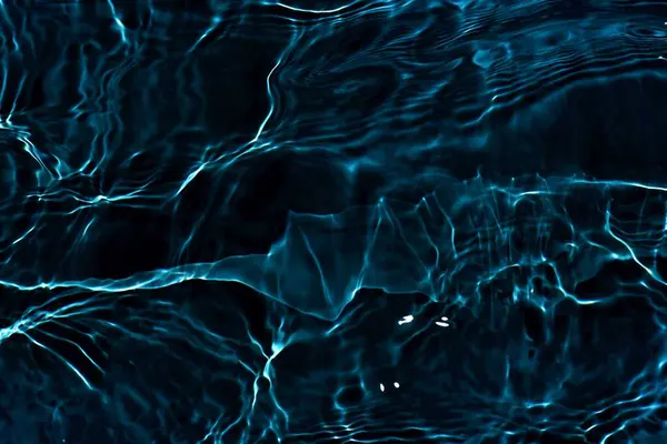水面上的蓝水起泡了 Defocus模糊了透明的白色 黑色清晰平静的水面纹理与水花和气泡 具有闪光图案纹理背景的水波 免版税图库照片