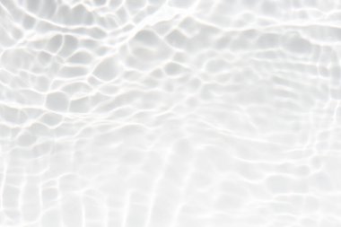 Yüzeyinde dalgalanmalar olan beyaz su. Defocus bulanık şeffaf beyaz renkli berrak sakin su yüzeyi dokusu sıçrama ve kabarcıklarla. Parlak desenli arka planda su dalgaları.