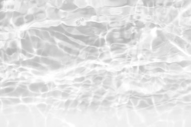 Yüzeyinde dalgalanmalar olan beyaz su. Defocus bulanık şeffaf beyaz renkli berrak sakin su yüzeyi dokusu sıçrama ve kabarcıklarla. Parlak desenli arka planda su dalgaları.