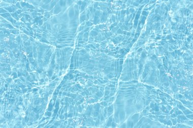 Defocus bulanık mavi şeffaf, berrak, durgun su yüzeyi dokusu sıçrama ve kabarcıklarla bulanıklaştırılmış. Moda soyut doğa geçmişi. Güneş ışığında fotokopi uzayıyla birlikte su dalgaları. Mavi suluboya parlıyor