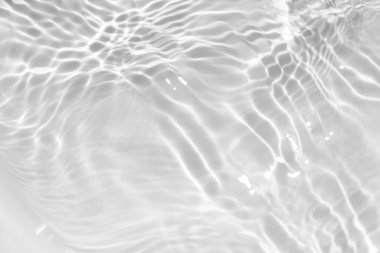 Yüzeydeki mavi su dalgaları bulanıklaştı. Defocus bulanık mavi şeffaf, berrak, durgun su yüzeyi dokusu sıçrama ve kabarcıklarla bulanıklaştırılmış. Parlak desenli arka planda su dalgaları.