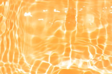 Yüzeydeki mavi su dalgaları bulanıklaştı. Defocus bulanık mavi şeffaf, berrak, durgun su yüzeyi dokusu sıçrama ve kabarcıklarla bulanıklaştırılmış. Parlak desenli arka planda su dalgaları.