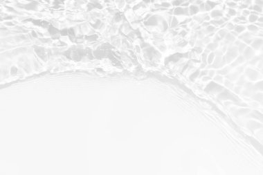 Yüzeydeki mavi su dalgaları bulanıklaştı. Defocus bulanık mavi şeffaf, berrak, durgun su yüzeyi dokusu sıçrama ve kabarcıklarla bulanıklaştırılmış. Parlak desenli arka planda su dalgaları.