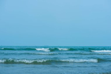 Yüzeydeki mavi su dalgaları bulanıklaştı. Defocus bulanık mavi şeffaf, berrak, durgun su yüzeyi dokusu sıçrama ve kabarcıklarla bulanıklaştırılmış. Parlak desenli arka planda su dalgaları.