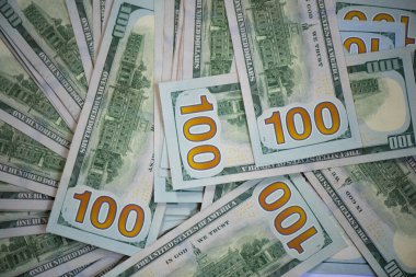 Yüz dolarlık banknotlar. 100 'lük banknot yığını. Paralı arka plan. Yüz dolarlık banknotlar. Arkaplanda 100 banknot. Bir sürü dolar. ABD Doları ve Avro damgası