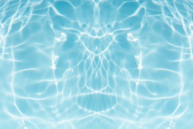 Yüzeydeki mavi su dalgaları bulanıklaştı. Defocus bulanık mavi şeffaf, berrak, durgun su yüzeyi dokusu sıçrama ve kabarcıklarla bulanıklaştırılmış. Parlak desenli arka planda su dalgaları.