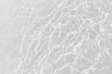 Yüzeydeki mavi su dalgaları bulanıklaştı. Defocus bulanık mavi şeffaf, berrak, durgun su yüzeyi dokusu sıçrama ve kabarcıklarla bulanıklaştırılmış. Parlak desenli arka planda su dalgaları.