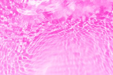 Yüzeydeki mavi su dalgaları bulanıklaştı. Defocus bulanık mavi şeffaf, berrak, durgun su yüzeyi dokusu sıçrama ve kabarcıklarla bulanıklaştırılmış. Parlak desenli arka planda su dalgaları.