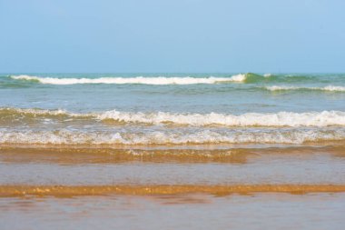 Yüzeydeki mavi su dalgaları bulanıklaştı. Defocus bulanık mavi şeffaf, berrak, durgun su yüzeyi dokusu sıçrama ve kabarcıklarla bulanıklaştırılmış. Parlak desenli arka planda su dalgaları.