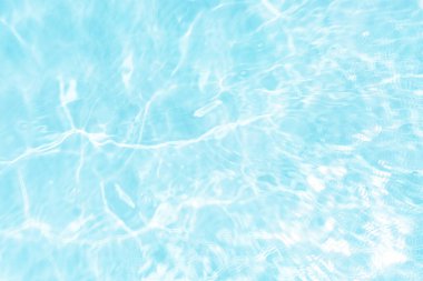 Yüzeyinde dalgalanmalar olan beyaz su. Defocus bulanık şeffaf beyaz renkli berrak sakin su yüzeyi dokusu sıçrama ve kabarcıklarla. Parlak desenli arka planda su dalgaları.