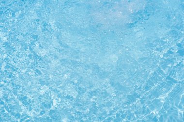 Yüzeyinde dalgalanmalar olan beyaz su. Defocus bulanık şeffaf beyaz renkli berrak sakin su yüzeyi dokusu sıçrama ve kabarcıklarla. Parlak desenli arka planda su dalgaları.