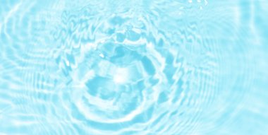 Yüzeydeki mavi su dalgaları bulanıklaştı. Defocus bulanık mavi şeffaf, berrak, durgun su yüzeyi dokusu sıçrama ve kabarcıklarla bulanıklaştırılmış. Parlak desenli arka planda su dalgaları.