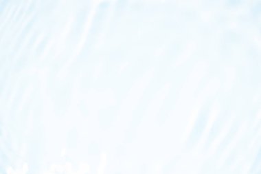 Yüzeyinde dalgalanmalar olan mavi su. Defocus bulanık mavi şeffaf, berrak, durgun su yüzeyi dokusu sıçrama ve kabarcıklarla bulanıklaştırılmış. Parlak desenli arka planda su dalgaları.