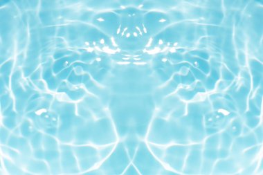 Yüzeyinde dalgalanmalar olan mavi su. Defocus bulanık mavi şeffaf, berrak, durgun su yüzeyi dokusu sıçrama ve kabarcıklarla bulanıklaştırılmış. Parlak desenli arka planda su dalgaları.