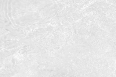 Yüzeydeki mavi su dalgaları bulanıklaştı. Defocus bulanık mavi şeffaf, berrak, durgun su yüzeyi dokusu sıçrama ve kabarcıklarla bulanıklaştırılmış. Parlak desenli arka planda su dalgaları.