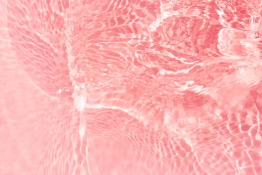 Yüzeydeki mavi su dalgaları bulanıklaştı. Defocus bulanık mavi şeffaf, berrak, durgun su yüzeyi dokusu sıçrama ve kabarcıklarla bulanıklaştırılmış. Parlak desenli arka planda su dalgaları.