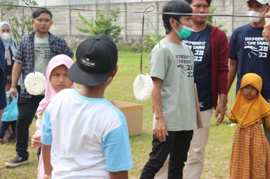 Cikarang, Endonezya - 17 Eylül 2022: Cikarang 'daki fabrikalardan birinde çocuklarla yapılan kraker yeme yarışması Endonezya' nın bağımsızlık gününü kutlamak için heyecan verici.