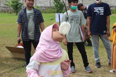 Cikarang, Endonezya - 17 Eylül 2022: Cikarang 'daki fabrikalardan birinde çocuklarla yapılan kraker yeme yarışması Endonezya' nın bağımsızlık gününü kutlamak için heyecan verici.