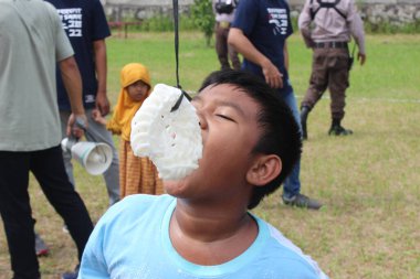 Cikarang, Endonezya - 17 Eylül 2022: Cikarang 'daki fabrikalardan birinde çocuklarla yapılan kraker yeme yarışması Endonezya' nın bağımsızlık gününü kutlamak için heyecan verici.