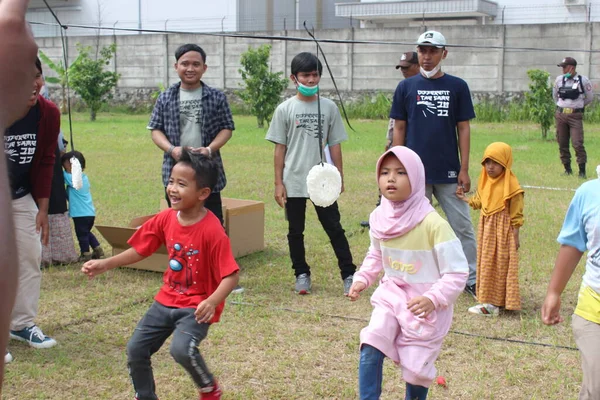 Cikarang, Endonezya - 17 Eylül 2022: Cikarang 'daki fabrikalardan birinde çocuklarla yapılan kraker yeme yarışması Endonezya' nın bağımsızlık gününü kutlamak için heyecan verici.