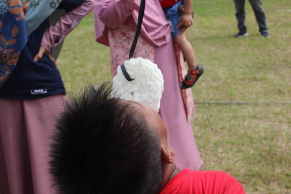2022年9月17日 インドネシア独立記念日を祝うために インドネシアのキカランの工場の1つで開催された子供たちとのエキサイティングなクラッカー食べる競争 — ストック写真