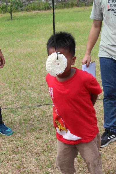 stock image Cikarang, Indonesia - Sept 17, 2022 : Exciting cracker eating competition with children held at one of the factories in Cikarang to celebrating Indonesia's independence day.