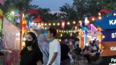 Bekasi, Endonezya-25 Ekim 2022: Geleneksel oyun gezisinin ön bahçesi, öğleden sonra çok kalabalık görünüyor.