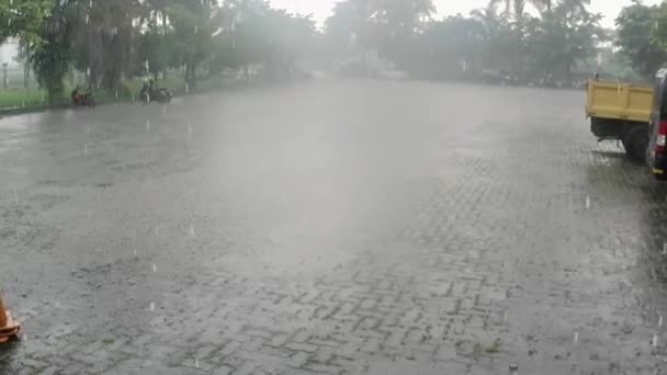 雨季のモスク駐車場の舗装された道路に滴下雨滴 4Kビデオ品質 — ストック動画