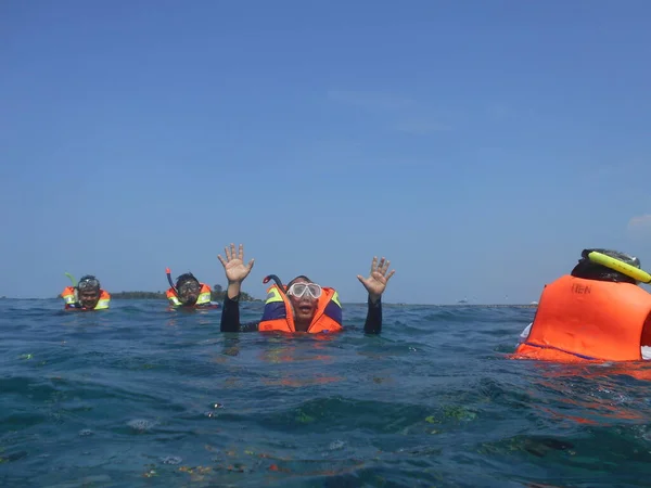 자카르타 인도네시아 2022 친구들 바다에서 스노클링 다이빙하는 재미있다 — 스톡 사진