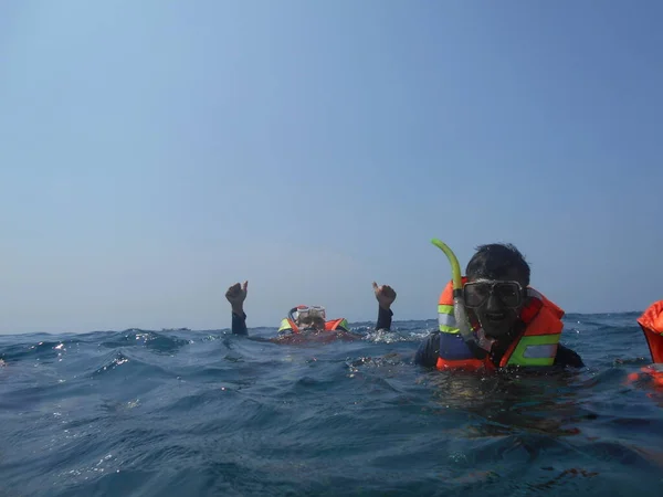 자카르타 인도네시아 2022 친구들 바다에서 스노클링 다이빙하는 재미있다 — 스톡 사진