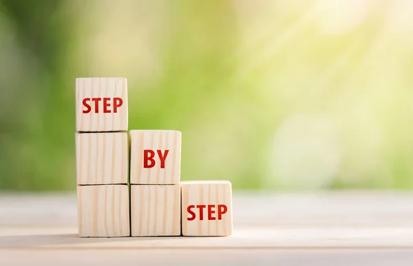 Kelimesi kelimesine ahşap küplerin üzerinde adım adım. İş hayatında başarı ya da ilerleme. İş büyümesi, kariyer büyümesi veya hedef kavramı.